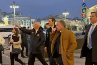 Trump barátja és veje gyalog ment a Kremlbe az ukrajnai békéről tárgyalni, Putyin hosszan várakoztatta őket