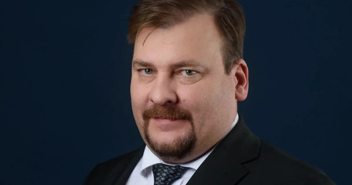 Mégis nyomozás indul az Alapjogokért Központ elemzője ellen, aki horogkereszttel átrajzolt szivárványszínű zászlót posztolt