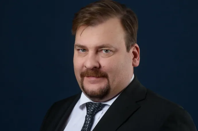 Horogkereszttel átrajzolt szivárványszínű zászlót posztolt az Alapjogokért Központ elemzője, nyomozás indul ellene