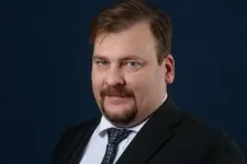 Horogkereszttel átrajzolt szivárványszínű zászlót posztolt az Alapjogokért Központ elemzője, nyomozás indul ellene