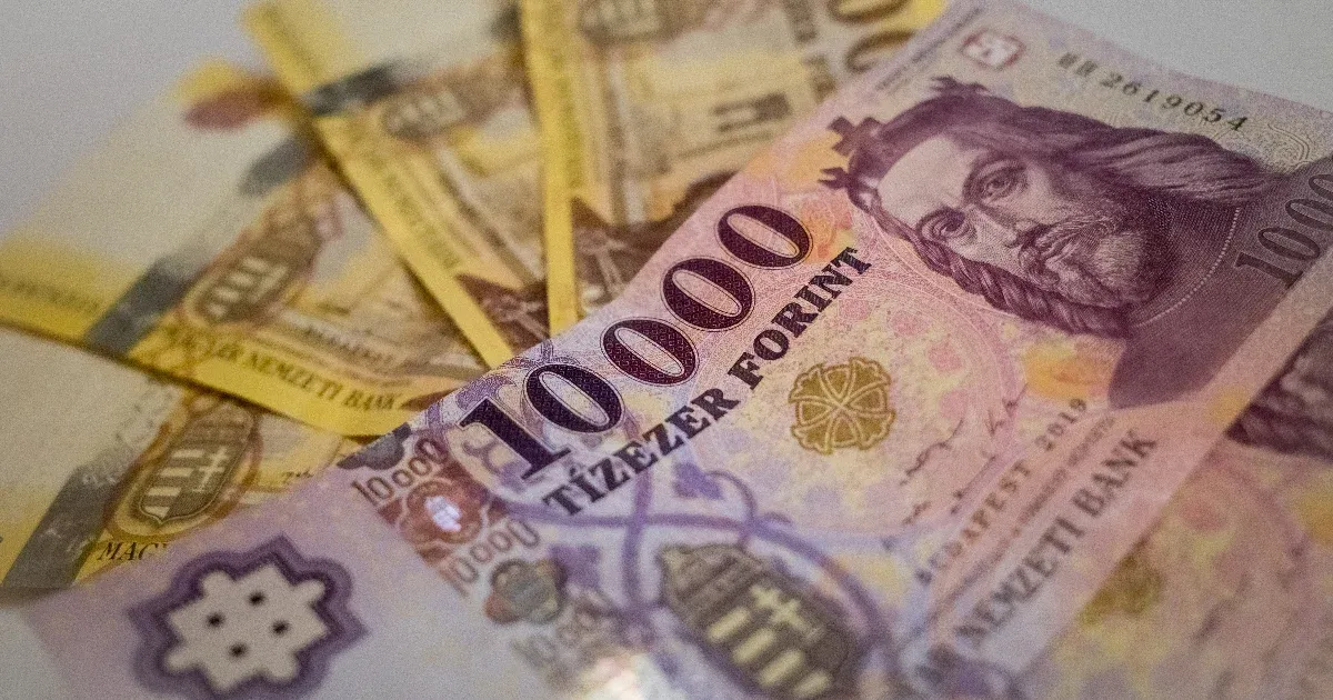 Két éves csúcson a forint az euróval szemben