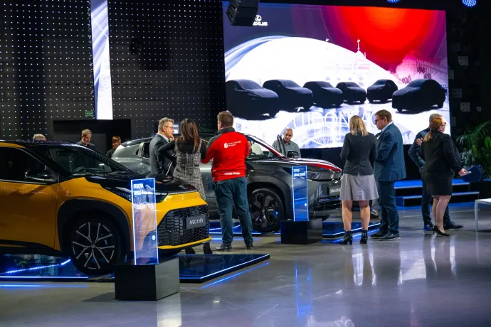 Több éves trendet borít fel, elektromos offenzívát indít a Toyota (x)