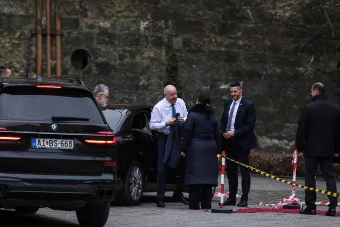 Komoly rendőri készültséggel, a független sajtó kizárásával indul a V4-es államfők találkozója Esztergomban