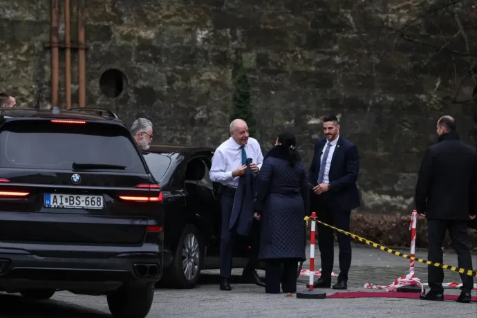 V4 heads of state meet in Esztergom amid heavy police presence and the exclusion of the independent press