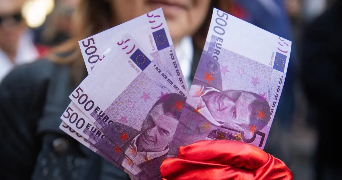 A nagy politikai túlélő, aki korrupcióellenes harcot ígért, és most korrupciós ügyek miatt fogy körülötte a levegő