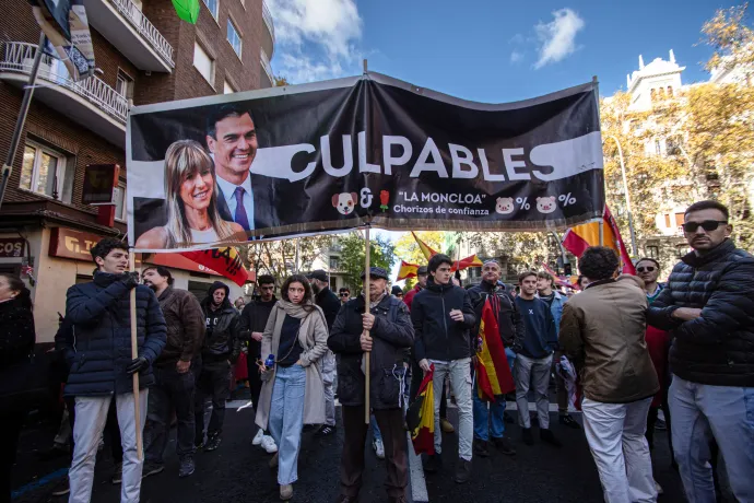 Pedro Sánchezt és feleségét ábrázoló transzparens „bűnös” felirattal egy tüntetésen Madridban 2025. november 30-án – Fotó: Francesco Militello Mirto / NurPhoto / AFP