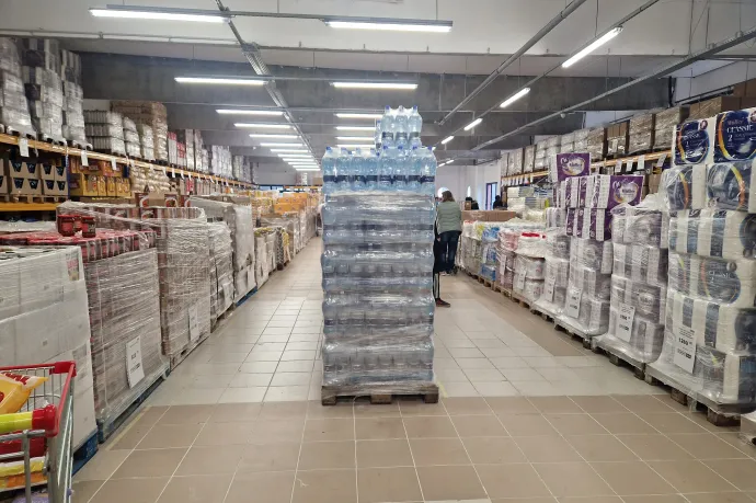 Termékek raklapokon – Fotó: Olvasói fotó / Telex