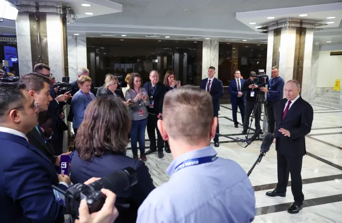 Putyin sajtótájékoztatót tart egy gazdasági fórumon az amerikai küldöttséggel való találkozó előtt – Fotó: Alexander Kazakov / Pool / Reuters