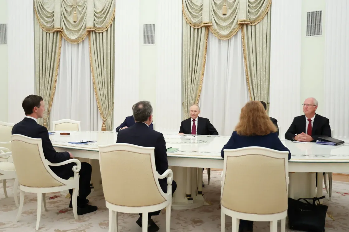 Mindenki Trumpnak udvarol, de a vejének és küldöttjének a túráztatás is kijutott Putyintól