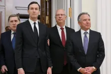 Mindenki Trumpnak udvarol, de a vejének és küldöttjének a túráztatás is kijutott Putyintól