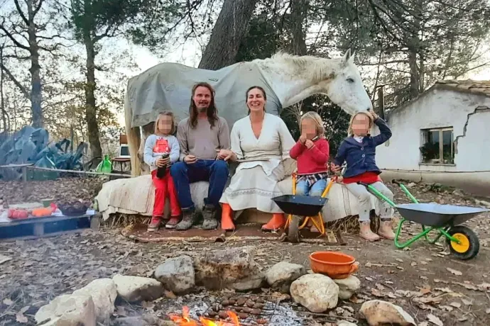 Országos botrány lett az olaszoknál abból, hogy kiemelték a hatóságok egy erdőben élő család gyerekeit