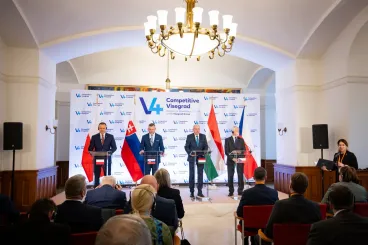 Lengyel elnök a V4-ek találkozóján: Az a meggyőződés hamis, hogy az ukrajnai háború csakis Oroszország és Ukrajna közötti konfliktus