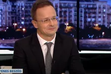 „Én nem az orosz, én a magyar kormánynak dolgozom” – válaszolta Szijjártó az ATV-nek két brüsszelezés között