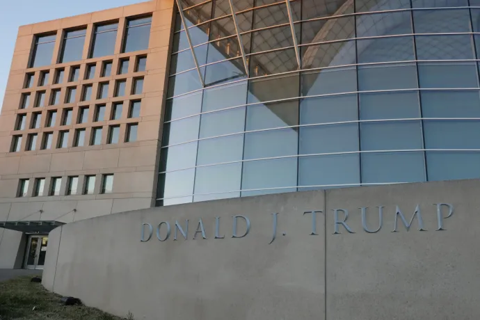 Trumpról nevezték el a washingtoni Békekutató Intézetet, amit korábban ő maga belezett ki