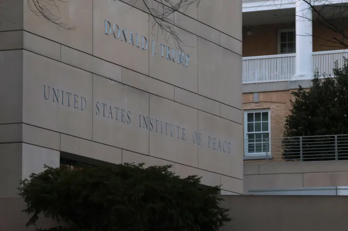 Trumpról nevezték el a washingtoni Békekutató Intézetet, amit korábban ő maga belezett ki
