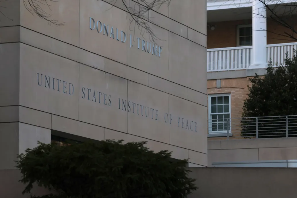 Trumpról nevezték el a washingtoni Békekutató Intézetet, amit korábban ő maga belezett ki