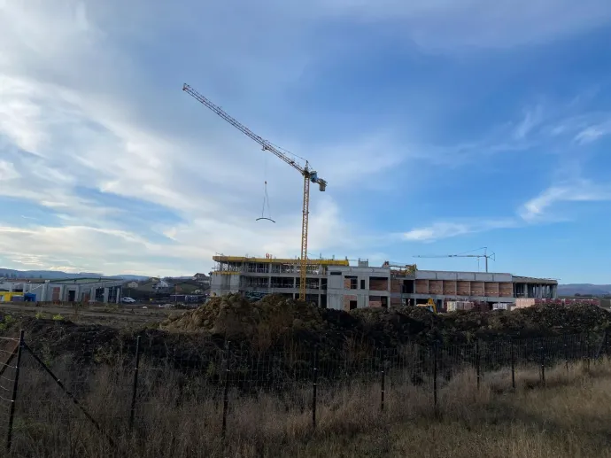 A Sapientia épülő campusa és a Bodok Hotel hűlt helye – Fotó: Tőkés Hunor / Transtelex