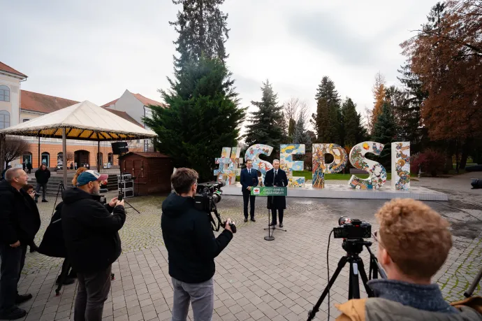 Sajtótájékoztatón jelentik be a tíz millió eurós támogatást, aminek több mint a fele már az alapítványnál – Fotók: Antal Árpád Facebook-oldala