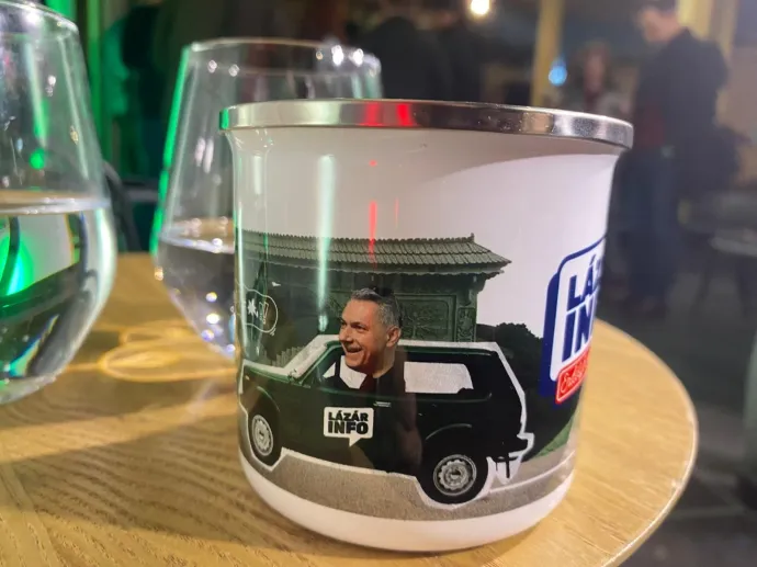 A Dohánygyár udvara és egy Lázár-pohár, amilyet Antal Árpád kapott ajándékba – Fotó: Tőkés Hunor / Transtelex