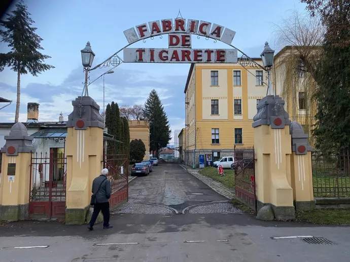 A Dohánygyár udvara és egy Lázár-pohár, amilyet Antal Árpád kapott ajándékba – Fotó: Tőkés Hunor / Transtelex