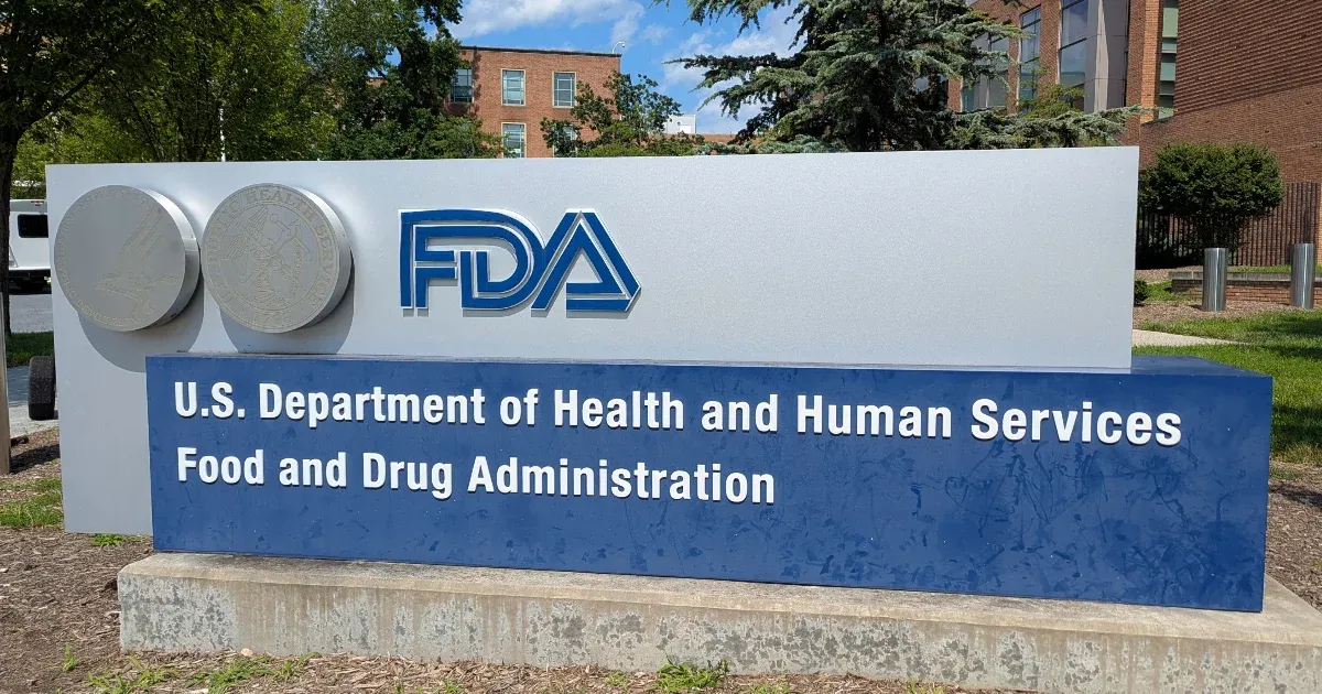 Az FDA egyik vezetője bizonyítékok nélkül azt állítja: legalább 10 gyerek halálát okozták a Covid-oltások