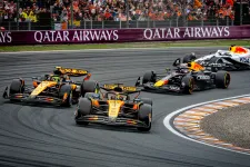 Verstappen az évszázad fordítására készül, a McLaren csak magának szúrhatja el
