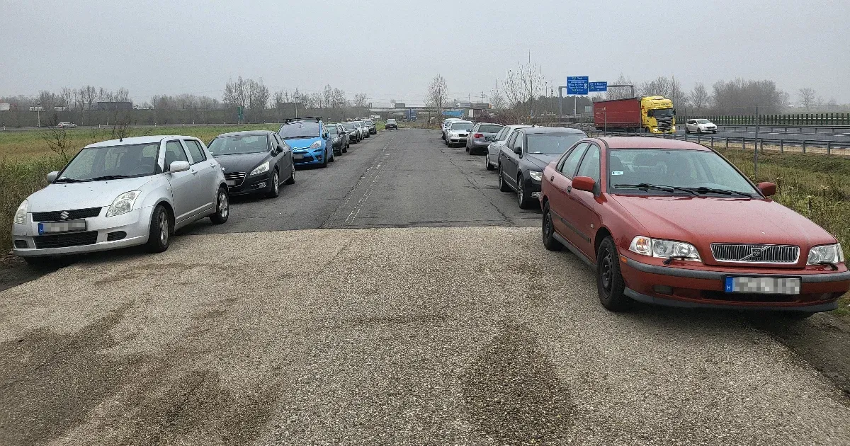 Az ingázók maguknak alakítanak ki P+R parkolókat, tele a nyugati határszél illegális megállóhelyekke…