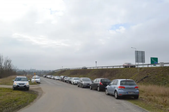 Egy másik parkoló az M85-ös fertőrákosi csomópontjánál – Fotó: Nagy Márta / Telex