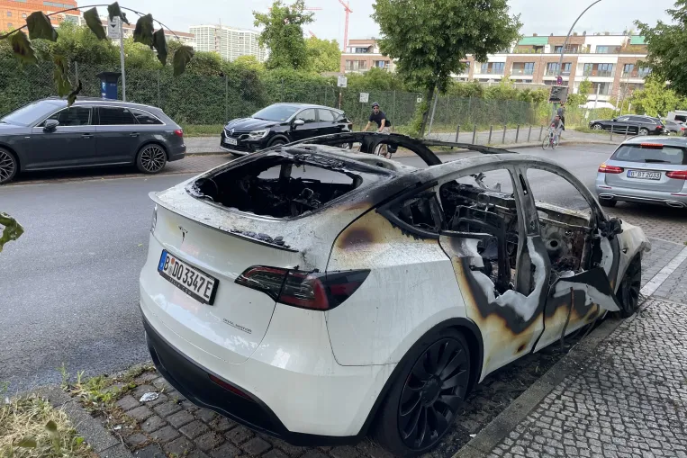 Sorozatos bukások a műszaki vizsgán és ijesztő baleseti ügyek: mi a gond a Teslákkal?