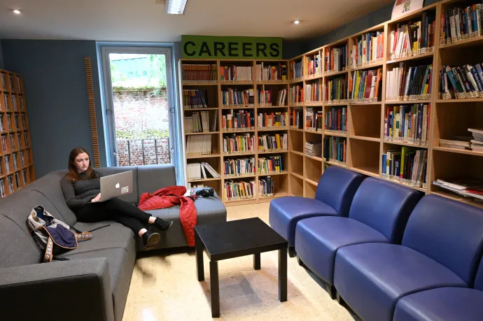 Egy hallgató dolgozik a College of Europe könyvtárában Brugge-ben 2019. május 20-án – Fotó: Emmanuel Dunand / AFP