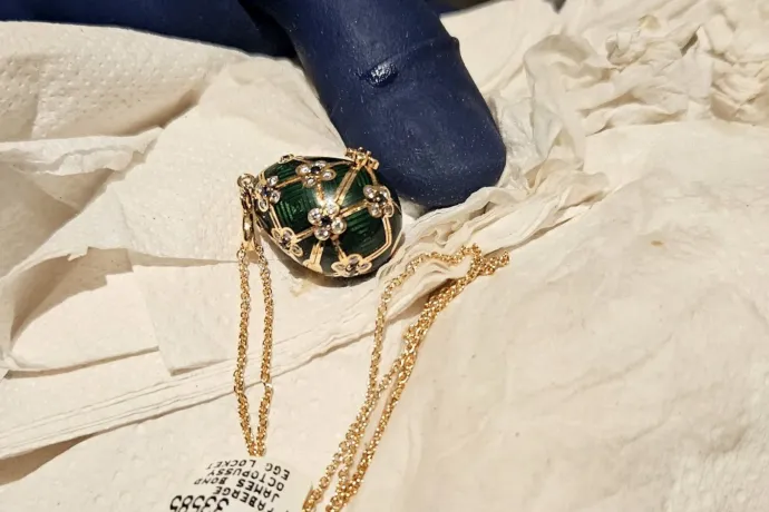 Csütörtök este előkerült a tolvajból a lenyelt Fabergé medál
