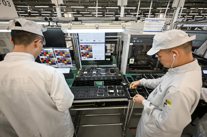 Magic8 készül a Honor sencseni gyárában – Fotó: Jade Gao / AFP