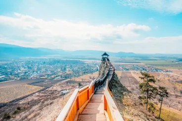 Három ikonikus magyar vár, ahol a múlt életre kel, és a közelben otthon is vár
