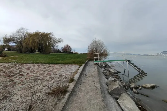 Elkerítették a korábban szabadstrandként használt fonyódi telket, amire 99 lakásos lakóparkot építene a Cordia