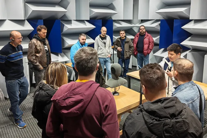 Idegenvezetés a laborban – Fotó: Honor