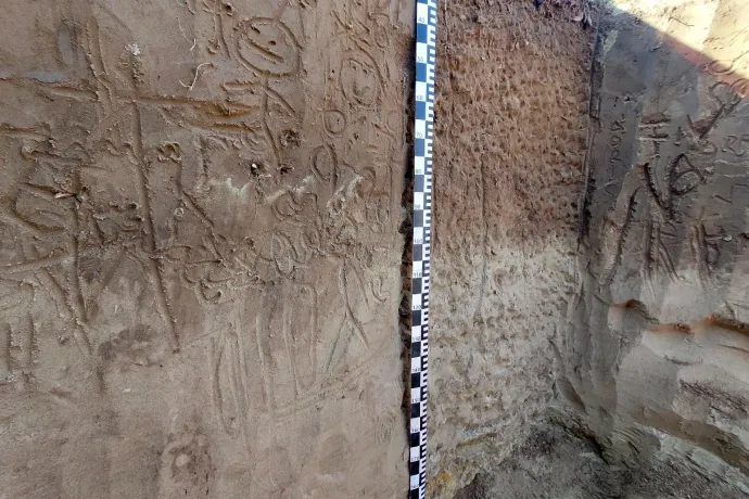 A benevezett szadai talajszelvény, gyerekek rajzaival díszítve – Fotó: Szada Nagyközség Önkormányzata