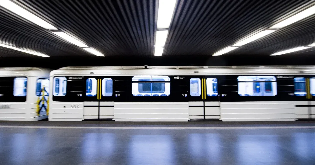 Nem adta oda a defibrillátort az életmentéshez a Határ úti metró dolgozója, a BKV vizsgálatot indít