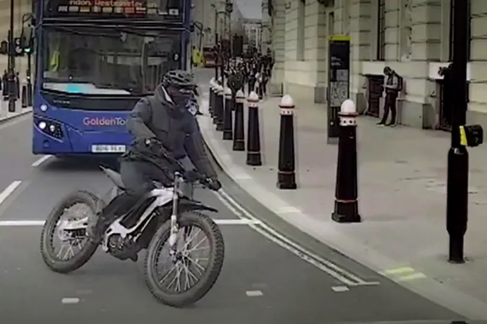 Elektromos kerékpárral menekülő tolvaj Londonban – Forrás: Metropolitan Police
