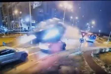 Mercedes repült át egy nagyváradi körforgalmon és két autó felett, miután a sofőr rosszul lett