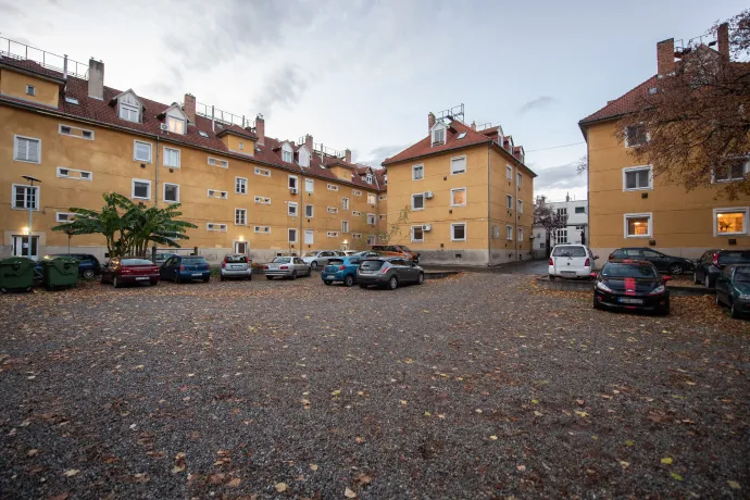 A pécsi MÁV-bérház napjainkban – Fotó: Bődey János / Telex