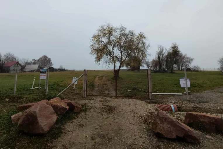 Elkerítették a korábban szabadstrandként használt fonyódi telket, amire 99 lakásos lakóparkot építene a Cordia