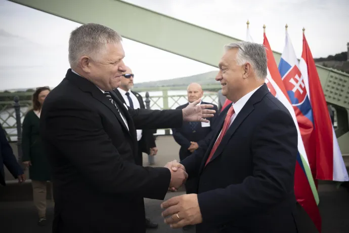 Orbán Viktor miniszterelnök és Robert Fico szlovák kormányfő kezet fog az Esztergomot és Párkányt összekötő Mária Valéria hídon az átadása 130. évfordulóján rendezett ünnepségen 2025. szeptember 28-án – Fotó: Benko Vivien Cher / Miniszterelnöki Kommunikációs Fõosztály / MTI