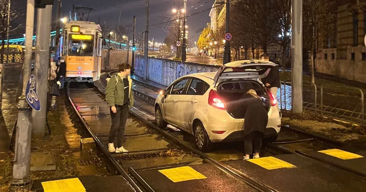 Sínre hajtott egy autó a 2-es villamos vonalán, de vajon mi után matatott a sofőr a csomagtartóban?