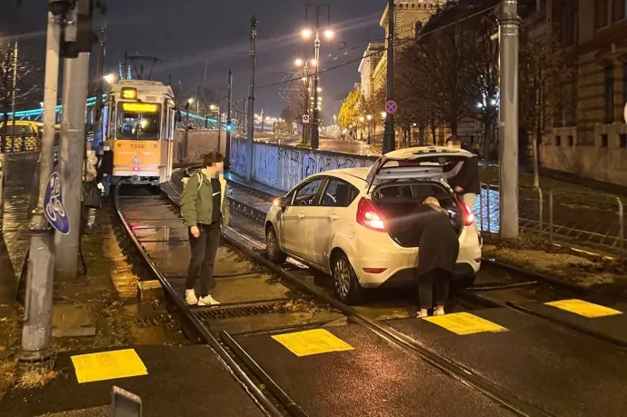 Sínre hajtott egy autó a 2-es villamos vonalán, de vajon mi után matatott a sofőr a csomagtartóban?