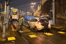 Sínre hajtott egy autó a 2-es villamos vonalán, de vajon mi után matatott a sofőr a csomagtartóban?