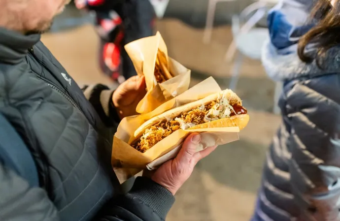 A Másik Karácsonyi Vásár a Farkas utcában az egyik legnépszerűbb célpontja az esti kiruccanásoknak – Fotó: a vásár Facebook-oldala