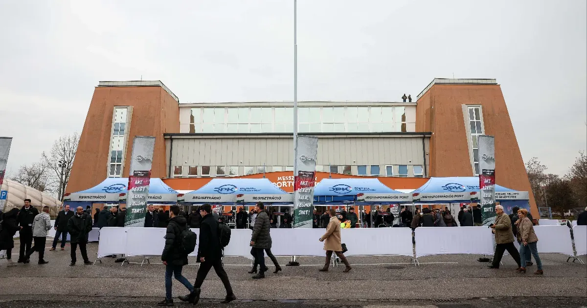 Csiszár Jenő kérdezi Orbán Viktort a digitális polgári körök kecskeméti gyűlésén