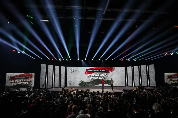 Orbán Balázs, Szabó Zsófi és Rákay Philip műsorvezetők – Fotó: Huszti István / Telex