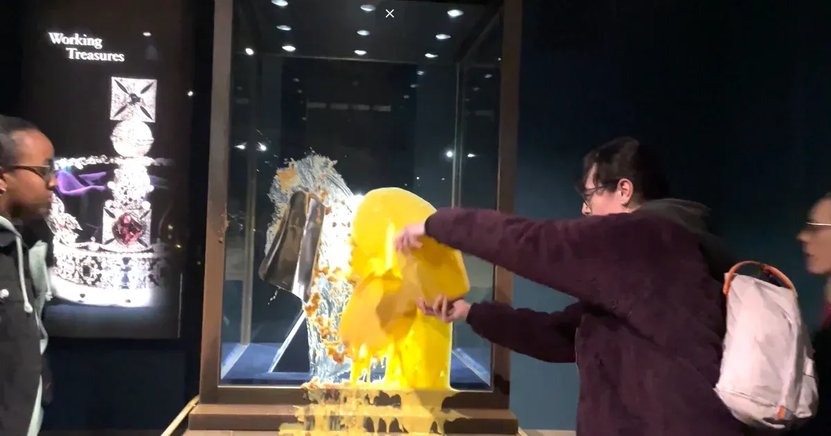 Tüntetők almás morzsasütivel és vaníliasodóval dobálták meg a birodalmi koronát Londonban