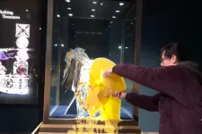 Tüntetők almás morzsasütivel és vaníliasodóval dobálták meg a birodalmi koronát Londonban